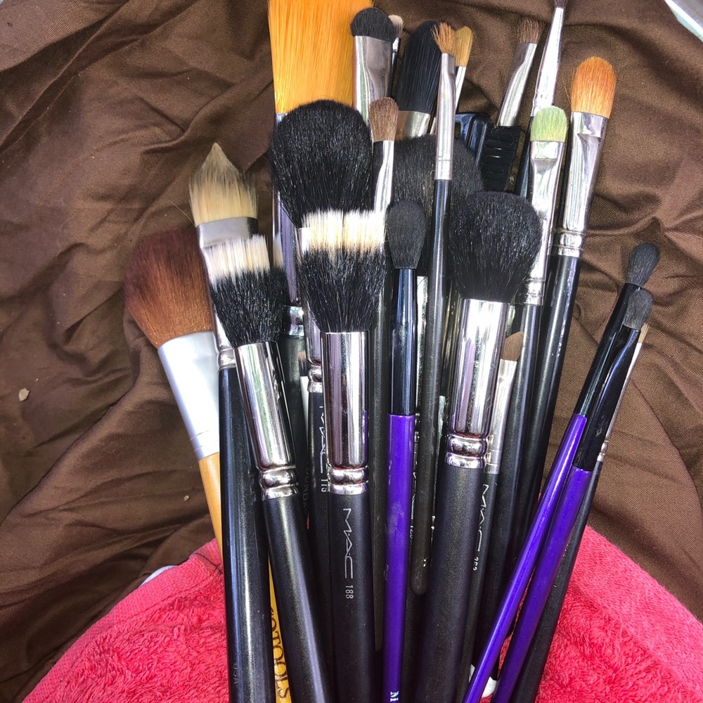 Everything must go $14 each auth mac brushes - Picture 7 of 10